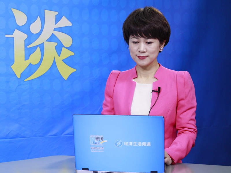 主持人查看网友问题.jpg