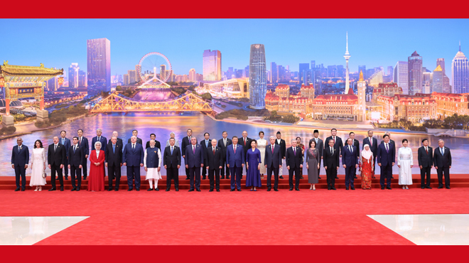 习近平和彭丽媛为出席2025年上海合作组织峰会的国际贵宾举行欢迎宴会