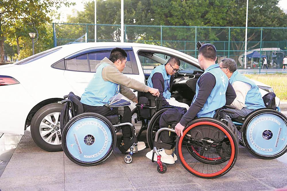 风雨中励志轮椅上逐梦(图1)