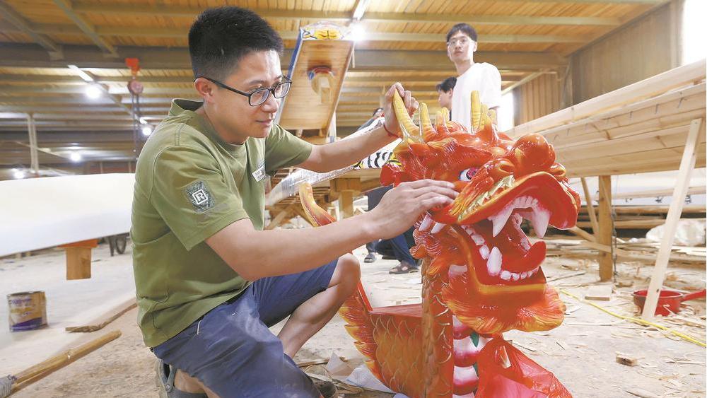 造龙舟 迎端午