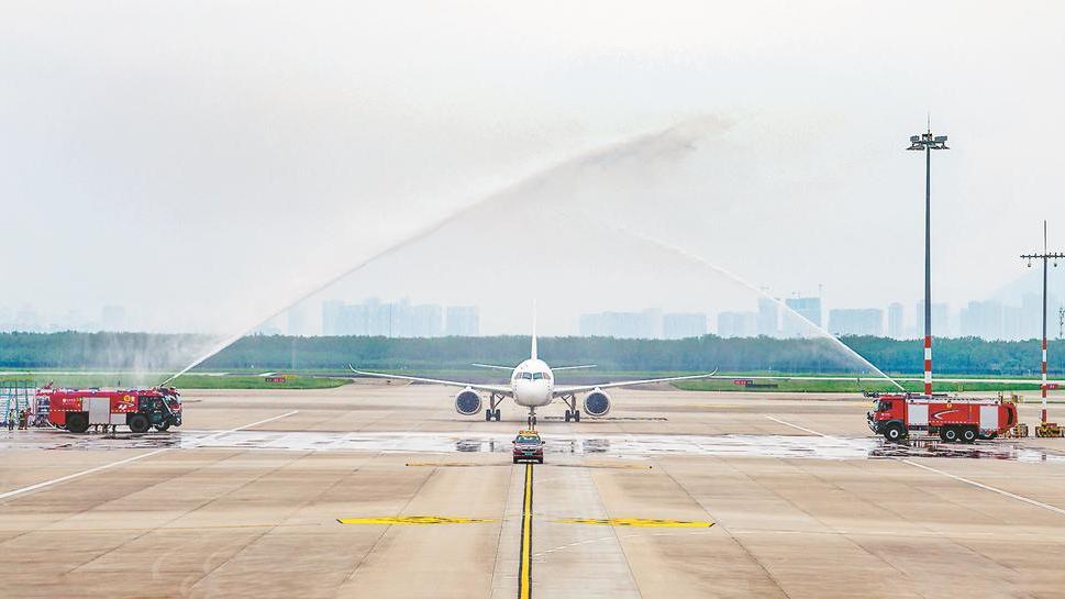 国产大飞机C919首航厦门