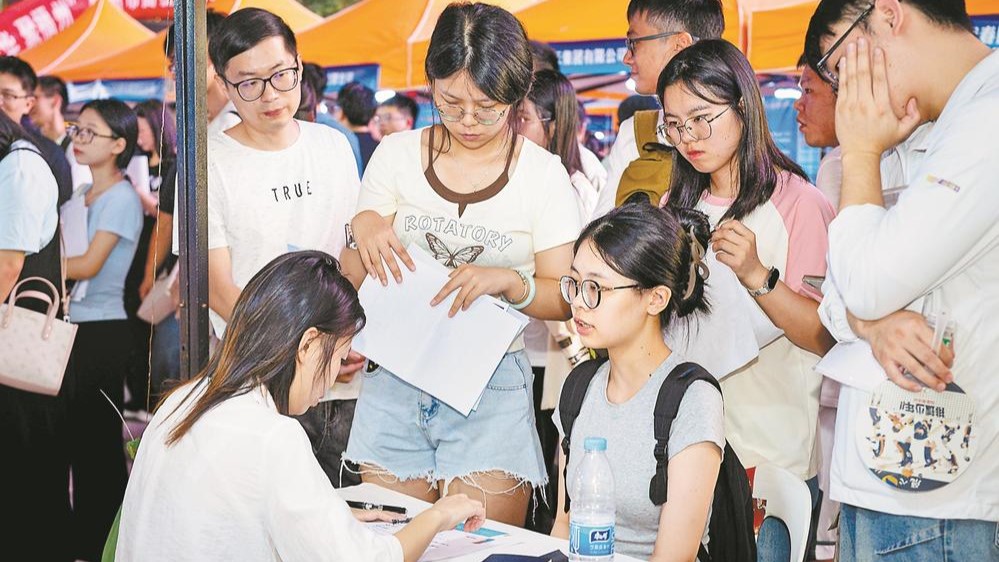 “好年华 聚福州”首场国有企业专场招聘夜市在福州宝龙城市广场举行