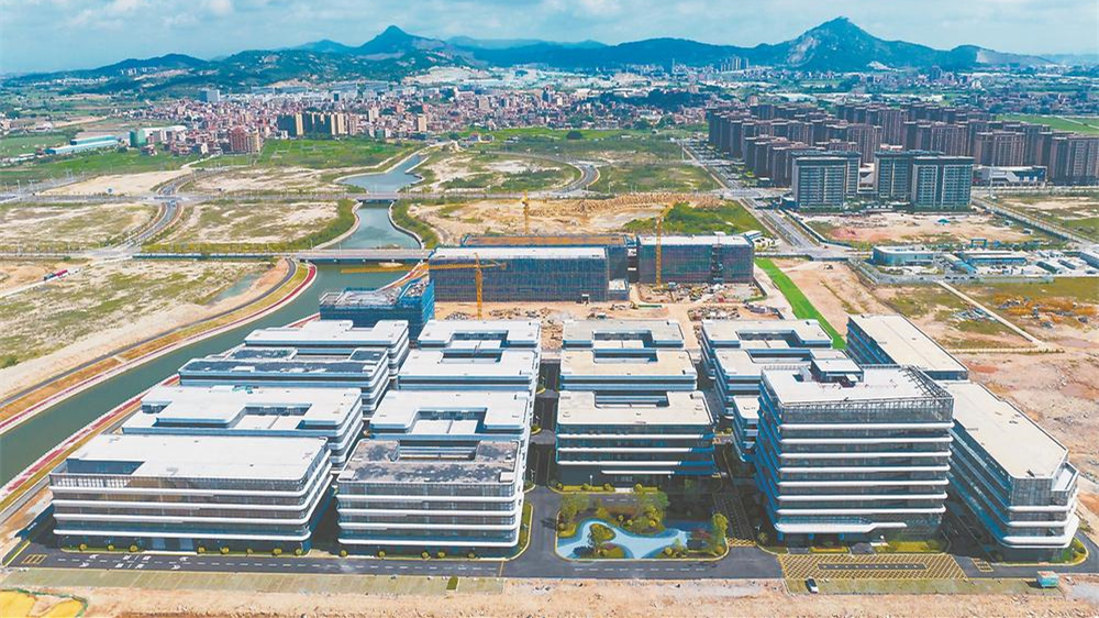 泉厦空港产业园项目建设施工现场一片忙碌景象
