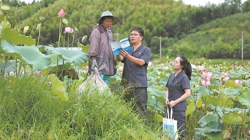 反诈普法到田间