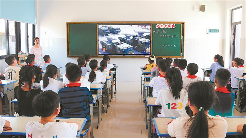 学生们端坐教室收看阅兵仪式