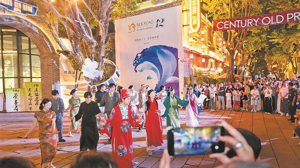 福州上下杭街区“电影节特别场”主题巡游热闹上演