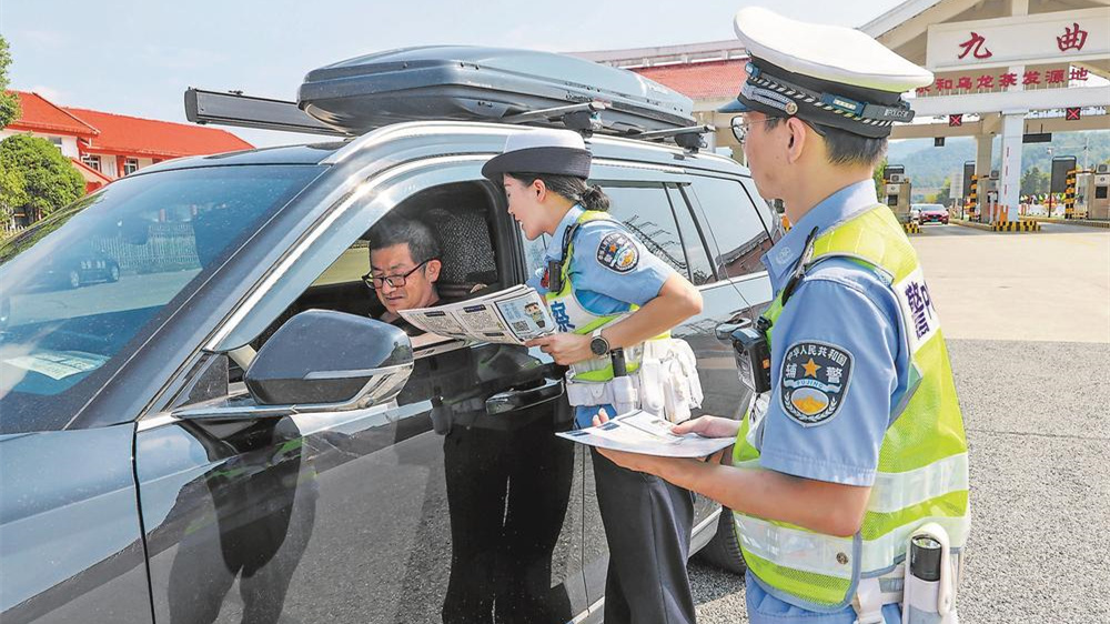民警在高速路口向过往车辆驾乘人员讲解交通安全法律法规