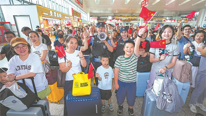民警和旅客进行反诈骗知识宣传互动