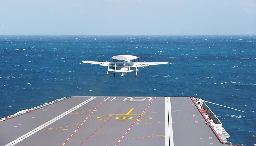 海军福建舰开展入列后首次海上实兵训练