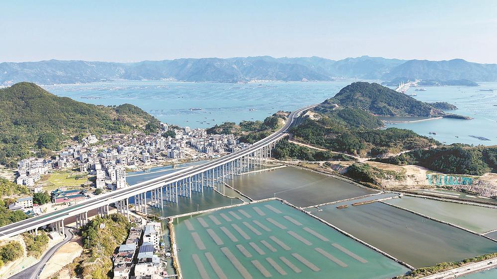 宁上高速霞浦至福安段沥青摊铺正全速推进