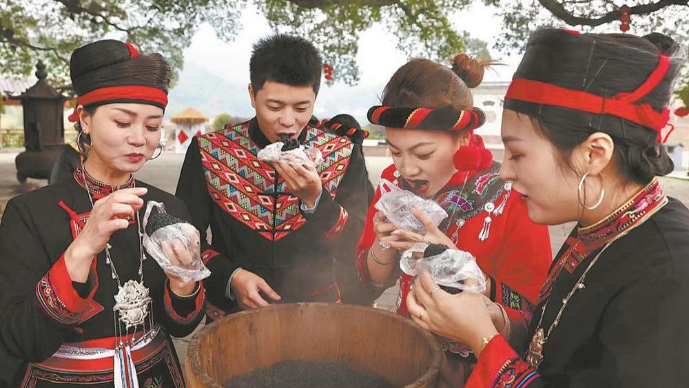 共尝畲家乌米饭