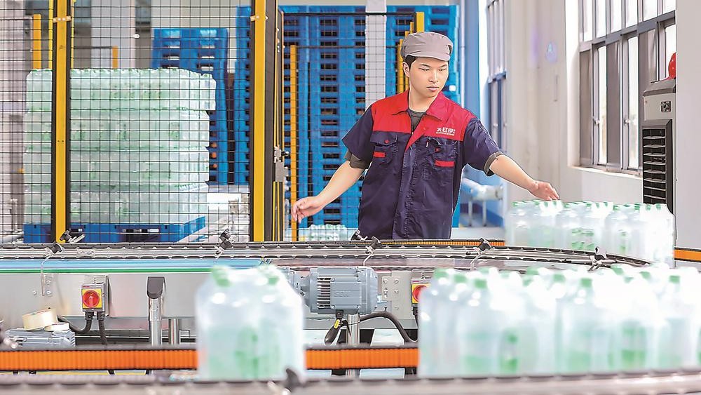 工人仔细查看饮用水生产情况