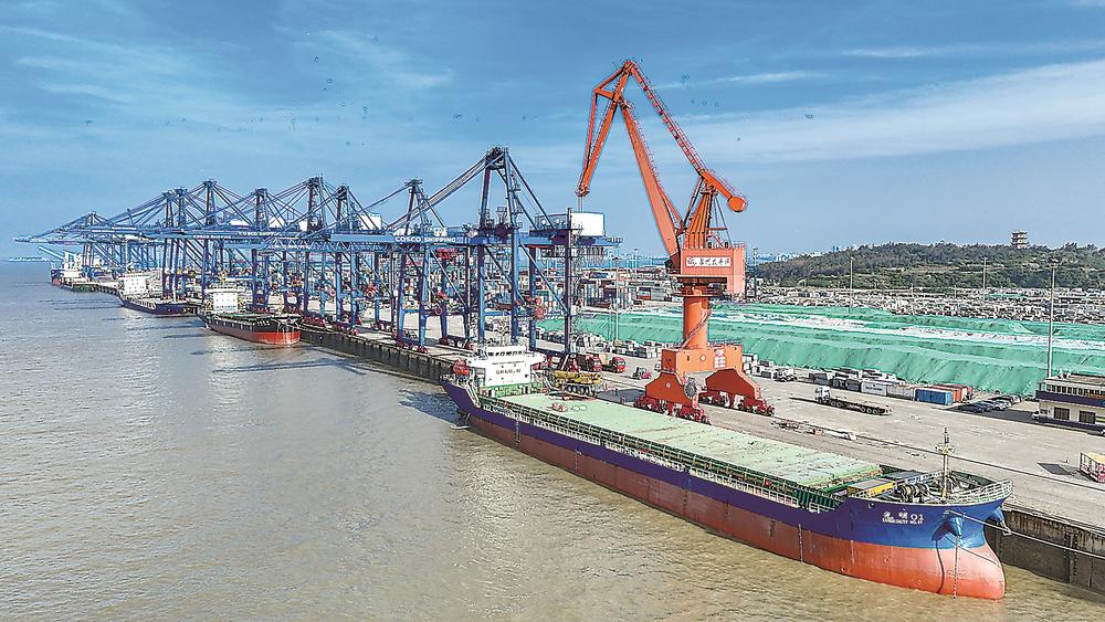 “光明01”轮靠泊在泉州港作业