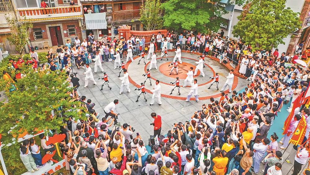 永春五里古街举行白鹤拳主题踩街展演