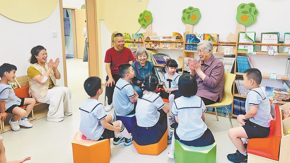 “银发”力量点亮童心