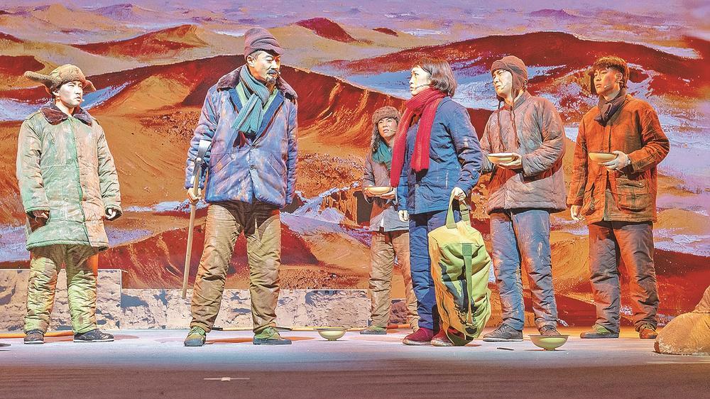 舞台剧《沙土地里种春天》精彩上演