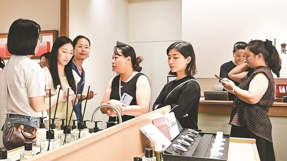 顾客在厦门万象城二期“窗内”福建首店进行体验