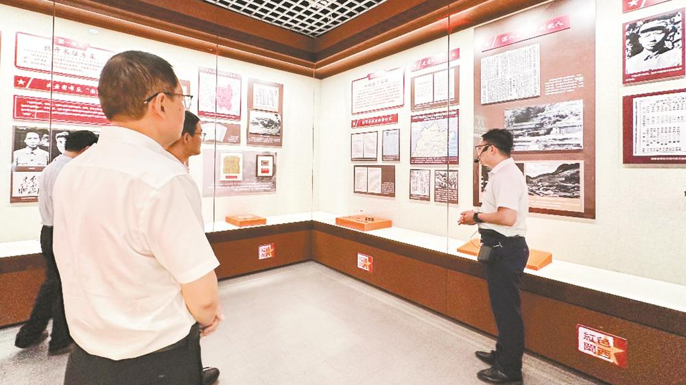 “福建省纪念红军长征胜利90周年文物史料展”开展