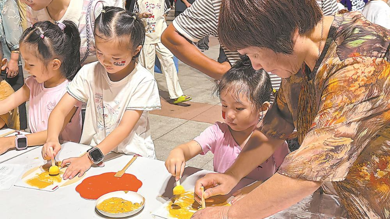 市民参与手工拓印等文化体验