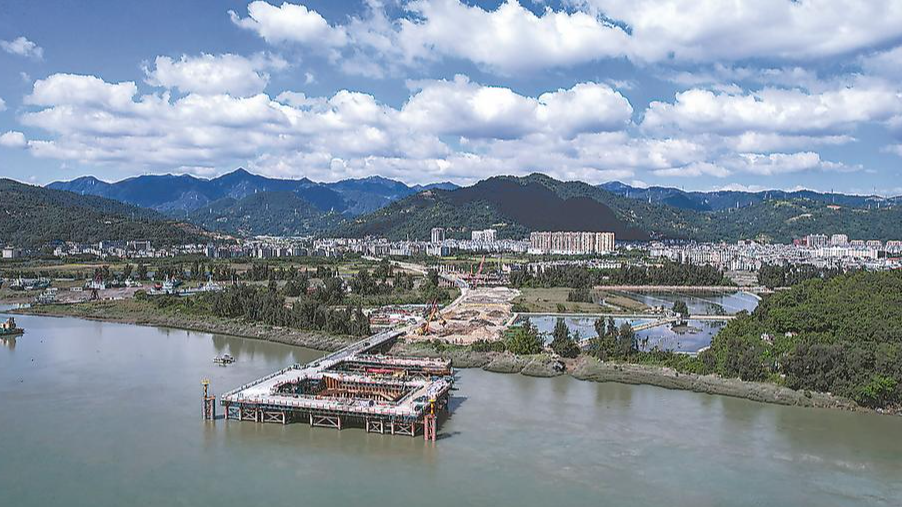 福安乌山特大桥主塔承台2100多立方米混凝土开始浇筑