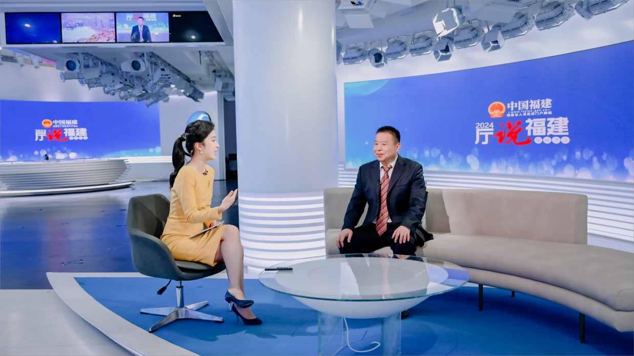 嘉宾接受访谈.jpg