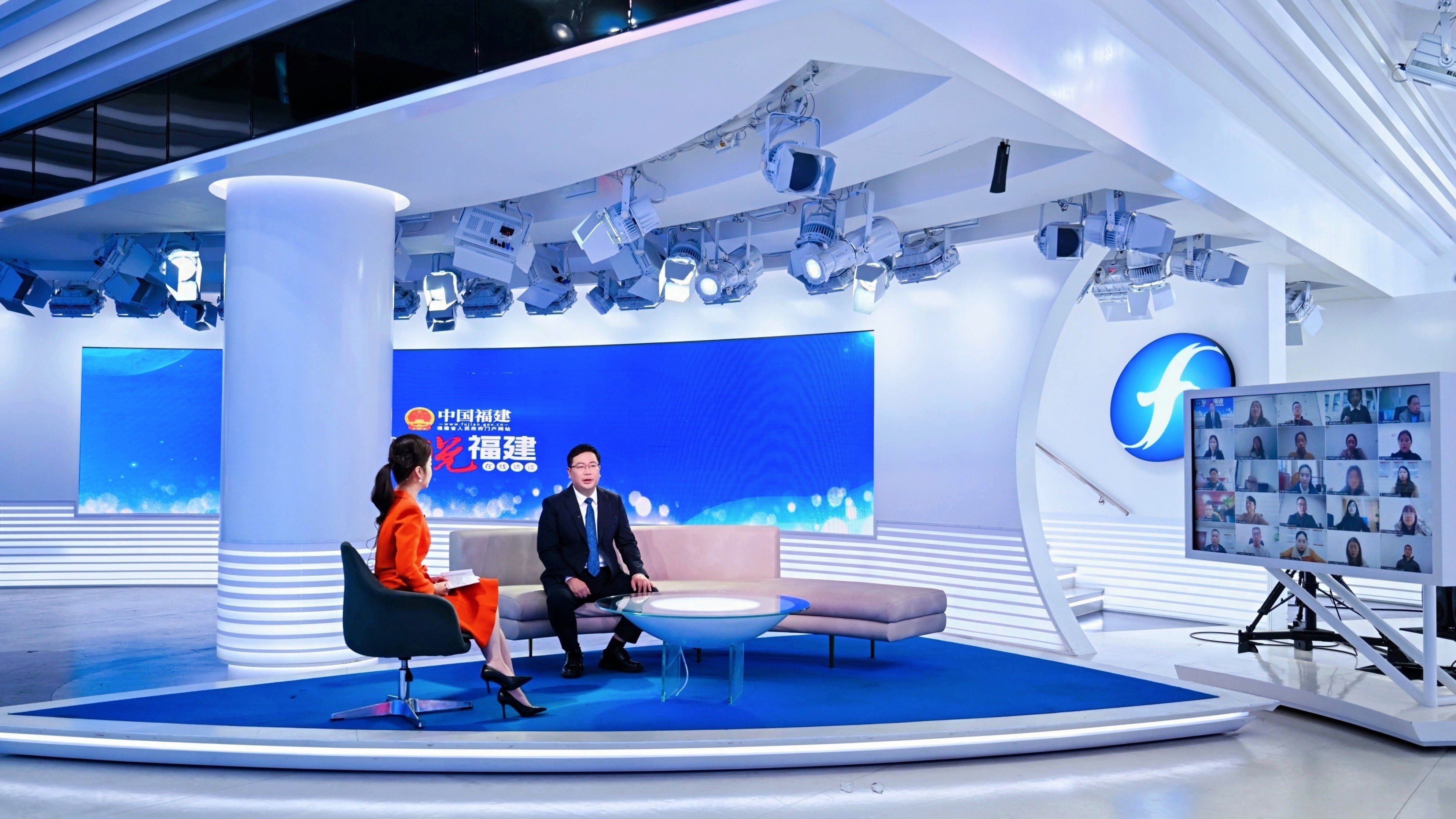 构建从山顶到海洋的保护治理大格局 加强重点领域 重点流域 重点海域综合治理