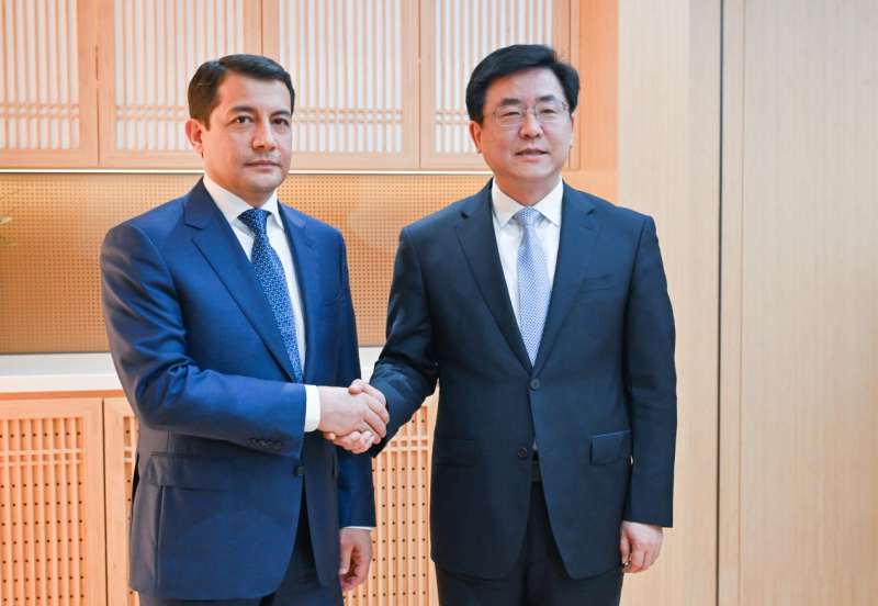 Zhao Long Meets with Uzbek Ambassador to China